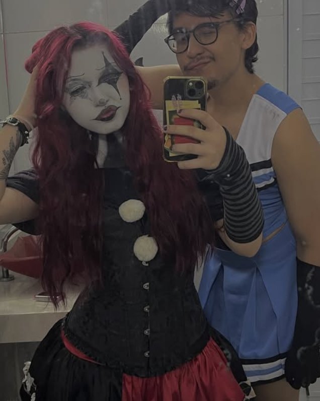 Luize fantasiada de palhaça com um amigo no espelho