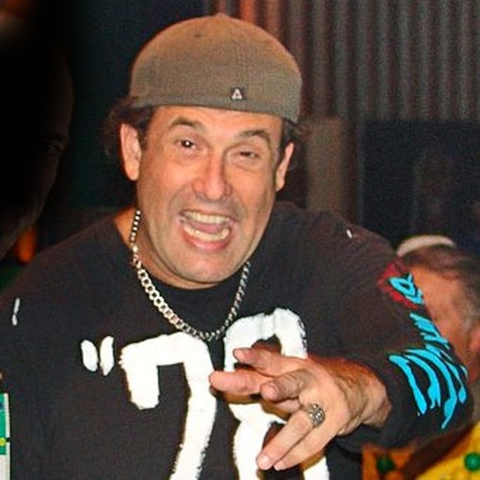 Sérgio Mallandro de boné fazendo careta